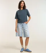 Remera de manga corta color azul con cuello redondo y efecto lavado.