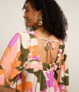 Blusa de mangas cortas con escote cuadrado y estampado floral en tonos rosa, naranja, verde y blanco.