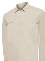 Camisa de manga larga RKF modelo Chungara, de color crema, con bolsillos frontales, cierre de botones y protección UV.
