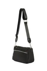 Bandolera pequeña de material sintético color beige claro, con cierre de cremallera frontal y correa ancha ajustable de tela negra.