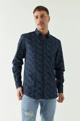 Camisa de manga larga con estampado de figuras geométricas en tonos beige y negro, confeccionada en tejido estilo lino.