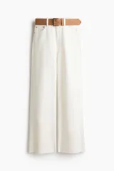 Jean de tiro alto y pierna ancha en denim de algodón blanco, con diseño de cinco bolsillos y bajo sin rematar. Incluye un cinturón de gamuza marrón con hebilla metálica.