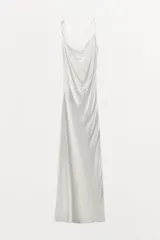 Vestido largo de tejido satinado con escote asimétrico, tirante ancho y tirante fino cruzado en la espalda. Presenta un diseño fluido con forro interior a tono.