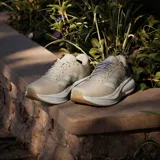 Championes de running Adidas Response Runner 2, color beige con las icónicas tres tiras laterales en un tono más claro. Presentan una entresuela blanca con diseño estriado y suela de goma en color caramelo.