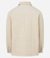 Campera puffer de terciopelo cotele color crema, con cuello inglés, manga larga, abotonado delantero y bolsillos de solapa en el pecho.