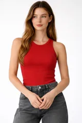 Musculosa de algodón con elastano, de corte ajustado al cuerpo, cuello redondo y diseño sin mangas.