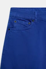 Jeans de tiro medio y corte barrel leg, de color azul, con diseño de cinco bolsillos y trabillas en la cintura. Cierre frontal con cremallera y botón metálico.