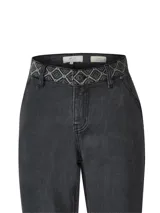 Jeans de tiro alto y pierna recta color negro, confeccionados en denim de mezcla de algodón y poliéster reciclado. Cuenta con un bordado decorativo en la pretina y bolsillos laterales.