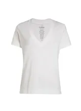 Remera blanca de tejido de punto con escote en pico y mangas cortas.