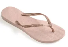 Chancletas Havaianas modelo Slim de color dorado, con suela de goma texturizada y tiras finas metálicas.