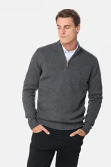 Buzo tejido de lana con cuello alto y medio cierre metálico frontal. Presenta puños y ruedo acanalados, con logo bordado en el pecho.