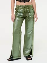 Pantalón verde laminado de tiro medio con elástico en la pretina y lazos ajustables.