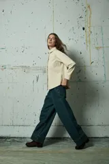 Jean de corte wide leg en color azul oscuro, con tiro medio y ruedo ancho con costura reforzada.