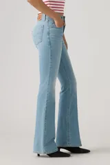 Jeans de tiro alto con corte acampanado, confeccionados en denim de lavado claro. Presentan cierre de botón y cremallera, con diseño clásico de cinco bolsillos.