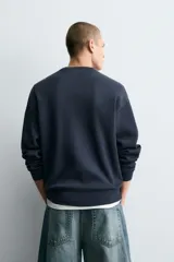 Sweater de punto regular fit, con diseño de rayas horizontales anchas en color gris y blanco, cuello redondo, manga larga y acabados en rib.