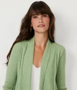 Cardigan largo de punto texturizado color ladrillo, con abertura frontal y terminación en puntas.