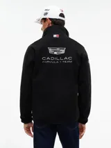 Campera de tejido polar negra Tommy Hilfiger, con cuello chimenea y cierre de cremallera. Presenta diseño Global Stripe en los laterales, bolsillos abiertos en diagonal y el logo de la marca junto con el de Cadillac Formula 1 Team en el pecho.