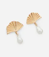 Caravanas de metal con baño dorado en forma de abanico plisado y colgante de perla orgánica en forma de gota.