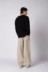 Pantalon de corte baggy con diseño amplio y relajado, confeccionado en gabardina color tostado.