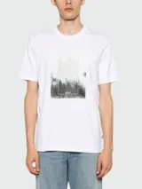 Remera blanca de corte regular fit con estampado de paisaje urbano y logo de la marca BOSS.
