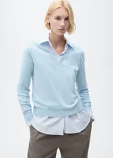 Jersey de punto fino con cuello en pico y manga larga, de diseño recto y corte clásico.
