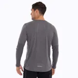 Remera de manga larga Merrell modelo Misuri, color gris melange, con cuello redondo y logo de la marca estampado en el pecho. Confeccionada con tecnología Swiftdry para absorción de humedad.