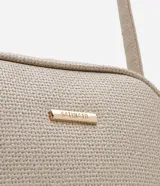 Bolso floater pequeño estructurado, color dorado, con cierre doble, texturizado, con correa transversal ajustable y tirador de pompón.