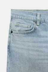 Jeans de tiro bajo y pierna muy ancha estilo wide leg, en tono celeste claro con efecto lavado. Cuenta con diseño de cinco bolsillos, trabillas para cinturón y cierre frontal con cremallera y botón metálico.