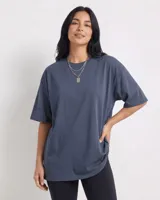 Remerón oversize de algodón, color azul grisáceo, con cuello redondo y mangas cortas caídas.