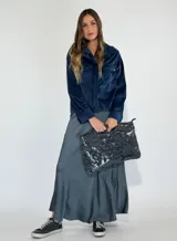 Bolso de mano tipo clutch color azul con lentejuelas negras.