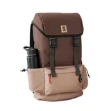Mochila marrón con detalles en beige, de 26 litros de capacidad, con cierre superior con hebillas y bolsillo frontal con cierre.