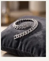 Pulsera de eslabones tipo cubana fabricada en acero, con engarzado de micropave de circonias en toda su superficie.