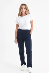Pantalón deportivo de corte recto color azul marino, con cintura elástica ajustable mediante cordón y bolsillos laterales.