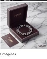 Pulsera de acero con eslabones tipo cubanos, con acabado empavonado que resalta los detalles grabados en cada eslabón.