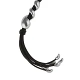 Collar largo de cordones de cuero marrón oscuro, decorado con una pieza metálica en espiral bañada en plata y terminaciones de cuentas plateadas en los extremos.