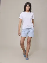 Remera blanca de algodón con cuello redondo y logo pequeño bordado en el pecho.