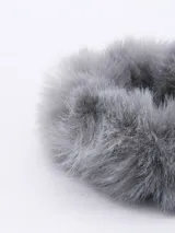 Scrunchie de pelo color marrón con textura de pelo sintético suave.