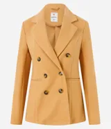 Blazer de corte sastrero en tejido polivelour color tostado. Presenta diseño cruzado con doble botonadura frontal, solapas clásicas y bolsillos laterales. De manga larga y estructura entallada.