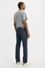 Pantalón de jean azul oscuro, corte slim fit.