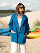 Blazer azul con solapas, bolsillos laterales y mangas 3/4.