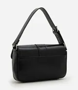 Cartera shoulder mediana Satinato de poliuretano color negro con acabado glossy, formato estructurado, tapa frontal con hebilla decorativa, bolsillos delanteros, asa regulable con hebilla y detalles de herrajes metálicos plateados.