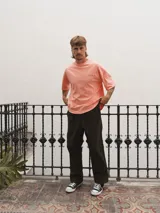 Pantalón de pana color verde oscuro, de corte ancho y tiro alto, con bolsillos laterales y traseros.