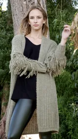 Saco largo color verde musgo, tejido a punto, con mangas largas y flecos en los puños.