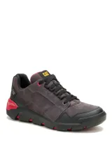 Championes urbanos Cat modelo Gauge, color gris con detalles en negro y rojo. Confeccionados en gamuza y cuero recubierto de PU, cuentan con entresuela de EVA para mayor amortiguación y suela de goma resistente.