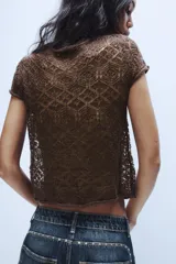 Jersey de punto calado con diseño pointelle, color marrón, cuello redondo y cierre frontal con botones.