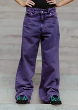 Pantalón de jean violeta, de corte amplio y tiro medio alto.