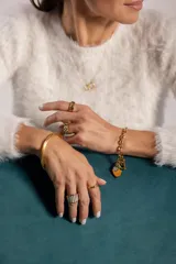 Esclava rígida dorada de acero quirúrgico con baño de oro de 18k.