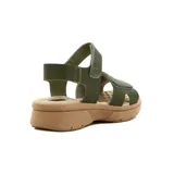 Sandalias negras con base marrón, tiras anchas con velcro y pulsera al tobillo.