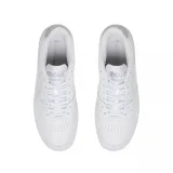 Championes Lacoste modelo L001 de diseño urbano y minimalista, color blanco. Presentan el logo del cocodrilo bordado en el lateral, suela de goma con relieve y detalles de marca en la lengüeta y el talón.