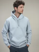 Buzo tipo hoodie de color celeste, confeccionado en tejido fleece, con capucha ajustable mediante cordones y bolsillo frontal tipo canguro.